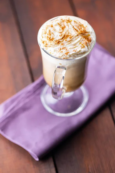 Kürbis Gewürz Latte Glasbecher Kürbislatte Mit Schlagsahne Und Gewürzen Auf — Stockfoto