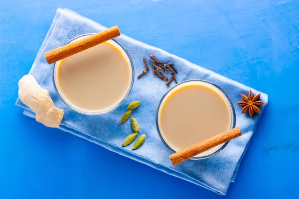 マサラチャイ茶 伝統的なインドの飲み物 様々なスパイスとマサラ茶 青を基調としたマサラ茶のグラス — ストック写真