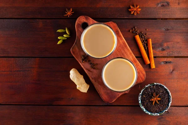 Молочный Чай Специи Масала Чай Деревянных Досках Два Стакана Чая — стоковое фото