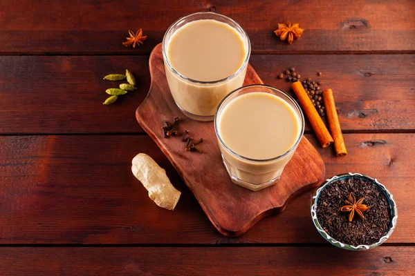 Mléčný Čaj Koření Masala Chai Čaj Dřevěných Prknech Dvě Sklenice — Stock fotografie