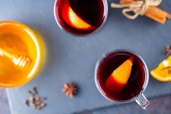 Vino Rimuginato Una Tavola Ardesia Due Bicchieri Vin Brulè Caldo — Foto Stock