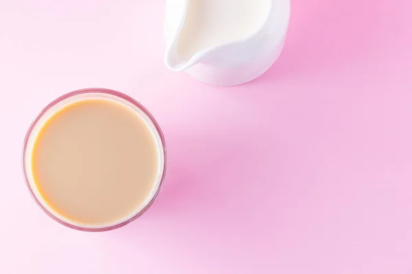 Milchtee Auf Rosa Hintergrund Glas Masala Chai Tee Und Milchkanne — Stockfoto