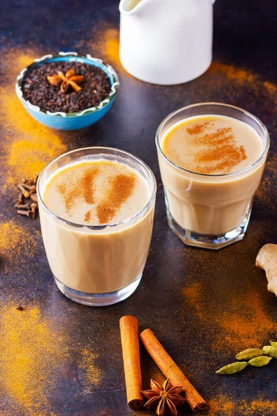 Masala Chai Thé Pot Lait Sur Fond Noir Deux Verres — Photo