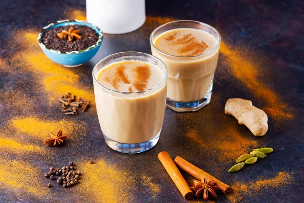 Masala Chai Latte Brocca Sfondo Nero Due Bicchieri Masala Spezie — Foto Stock