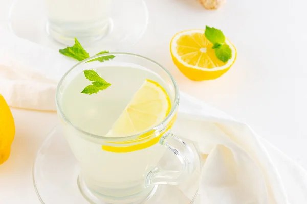 Имбирный Чай Лимоном Мятой Белой Салфетке Две Чашки Имбирного Чая — стоковое фото