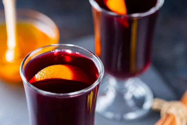 Svařené Víno Tabuli Dvě Sklenice Horkého Svařeného Vína Přísady Vánoční — Stock fotografie