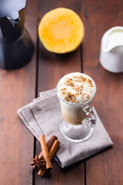 Dýňové Latté Džbánek Mlékem Kousek Dýně Dýňové Latté Šlehačkou Kořením — Stock fotografie