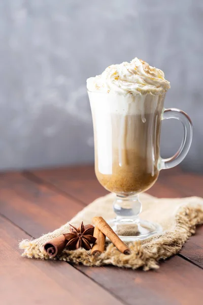 Kürbis Gewürz Latte Glasbecher Kürbislatte Mit Schlagsahne Und Gewürzen Auf — Stockfoto