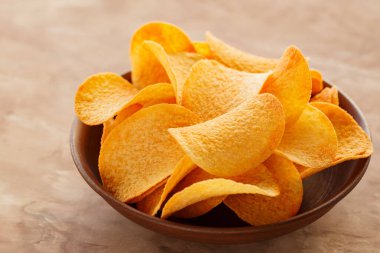 Kase 'de Çıtır Tuzlu Cipsler İşlenmiş Atıştırmalık Kavramı