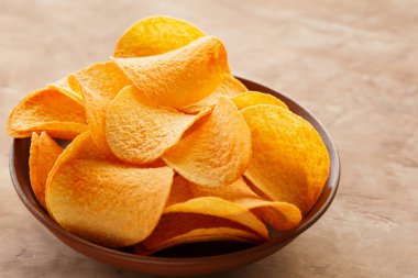 Kase 'de Çıtır Tuzlu Cipsler İşlenmiş Atıştırmalık Kavramı