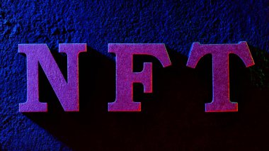 NFT 'nin Karanlık Dokulu Arkaplan Kripto Para Birimi Konsepti Mektupları