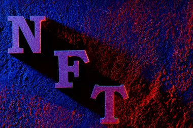 NFT 'nin Karanlık Dokulu Arkaplan Kripto Para Birimi Konsepti Mektupları