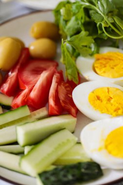 Domates salatalıklı ve zeytinli sağlıklı kahvaltı tabağı.