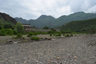 Hilly ve Pakistan 'ın dağlık bölgelerinde bulut patlaması yaşandı. Bu çok yıkıcı bir durum ve geçim kaynaklarına, yollara, evlere, ekinlere, hayvanlara ve insanların ölümüne neden oluyor.