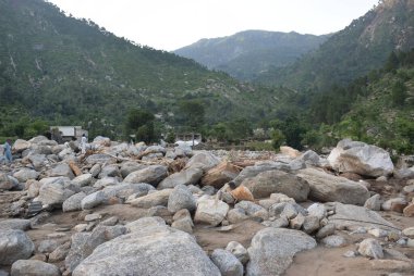 Hilly ve Pakistan 'ın dağlık bölgelerinde bulut patlaması yaşandı. Bu çok yıkıcı bir durum ve geçim kaynaklarına, yollara, evlere, ekinlere, hayvanlara ve insanların ölümüne neden oluyor. 