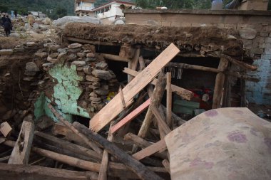 Hilly ve Pakistan 'ın dağlık bölgelerinde bulut patlaması yaşandı. Bu çok yıkıcı bir durum ve geçim kaynaklarına, yollara, evlere, ekinlere, hayvanlara ve insanların ölümüne neden oluyor. 