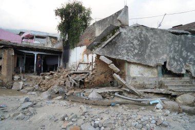 Hilly ve Pakistan 'ın dağlık bölgelerinde bulut patlaması yaşandı. Bu çok yıkıcı bir durum ve geçim kaynaklarına, yollara, evlere, ekinlere, hayvanlara ve insanların ölümüne neden oluyor. 