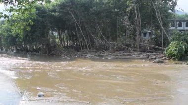 Hilly ve Pakistan 'ın dağlık bölgelerinde bulut patlaması yaşandı. Bu çok yıkıcı bir durum ve geçim kaynaklarına, yollara, evlere, ekinlere, hayvanlara ve insanların ölümüne neden oluyor. 