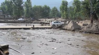 Hilly ve Pakistan 'ın dağlık bölgelerinde bulut patlaması yaşandı. Bu çok yıkıcı bir durum ve geçim kaynaklarına, yollara, evlere, ekinlere, hayvanlara ve insanların ölümüne neden oluyor. 