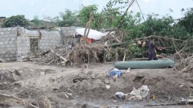 Hilly ve Pakistan 'ın dağlık bölgelerinde bulut patlaması yaşandı. Bu çok yıkıcı bir durum ve geçim kaynaklarına, yollara, evlere, ekinlere, hayvanlara ve insanların ölümüne neden oluyor. 
