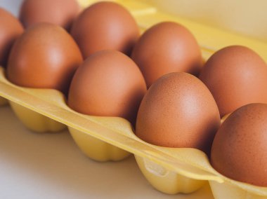 kahverengi büyük tavuk yumurta sarı ambalaj yakın çekim