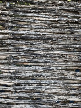 Siyah benekleri ve çatlakları olan eski çitlerin dokusu