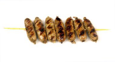 sosis domuz eti ızgara şiş yalıtım için beyaz arka plan üzerinde bira için üzerinde