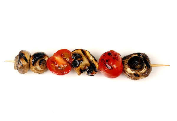 串キノコ チェリー トマトの分離のための白い背景の上に野菜のグリル — ストック写真
