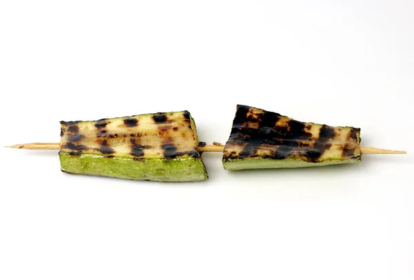 Courgettes Grillées Sur Gril Sur Une Broche Sur Fond Blanc — Photo