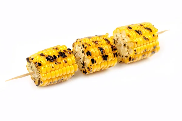 分離のための白い背景で串でトウモロコシのグリル — ストック写真