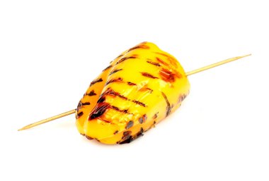 yalıtım için beyaz bir arka plan üzerinde şiş üzerinde ızgara biber