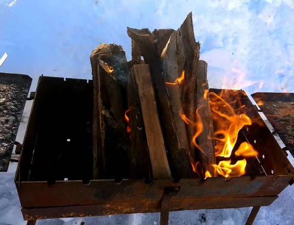 Brazier Avec Bois Brûlant Dans Neige — Photo