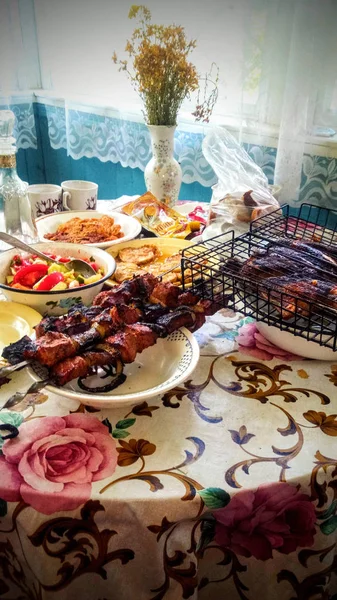 Dîner dans le village avec viande grillée, poulet et salade — Photo