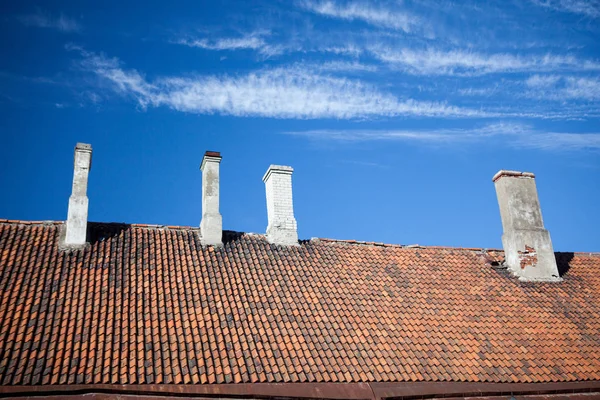 döşenmiş çatı bacaları ile