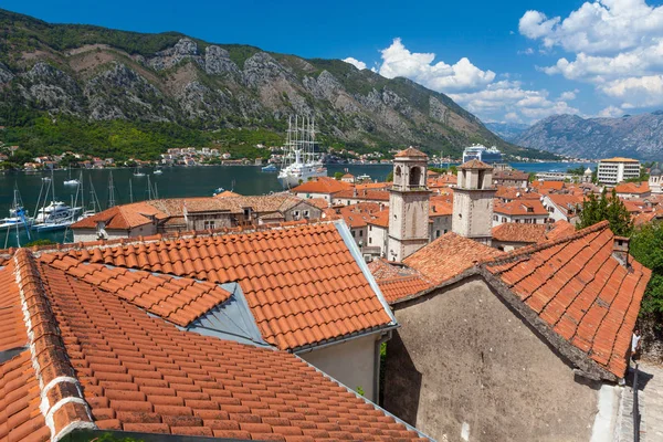 Zwei Große Weiße Touristenschiffe Der Bucht Vordergrund Eine Stadt Der — Stockfoto