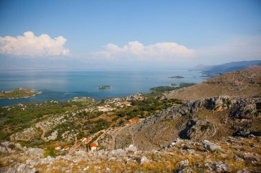 Karadağ 'ın Balkanlar' daki deniz manzarası ve dağları. Dağlar ve adalar.