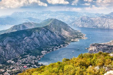 Havaalanı Pist yakınındaki bir büyük dağ yükseklikten Adriyatik Denizi üzerinde şehrin panoramik manzaralı. Tivat, Kotor Koyu'ndaki, Karadağ hava görünümünü.