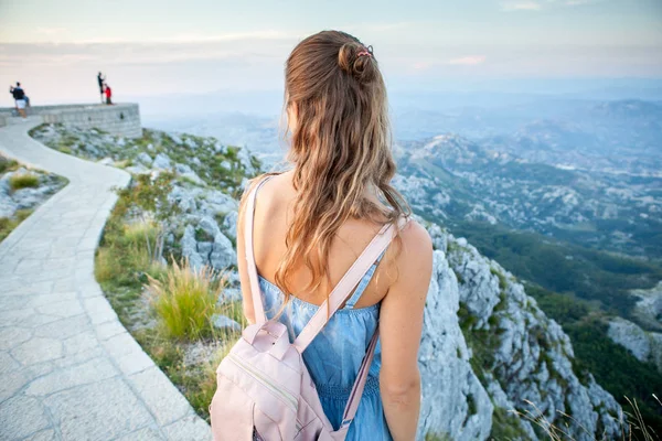 Hermosa Chica Turística Encuentra Cima Acantilado Admira Hermoso Paisaje Cordillera — Foto de Stock