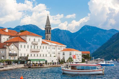 Perast. Karadağ - Eylül 2018. Güzel görünüm Antik şehir, Perast güneşli yaz gününde Adriyatik Denizi Boka Kotorska Koyu'nda yer almaktadır. Perast sahil boyunca turist yürüyüş