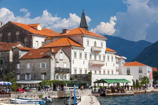 Dauerhaft. montenegro - september 2018. schöne sicht antike stadt perast befindet sich in boka kotorska bucht des adriatischen meeres an sonnigen sommertagen. Touristen spazieren entlang der Promenade von Perast — Stockfoto