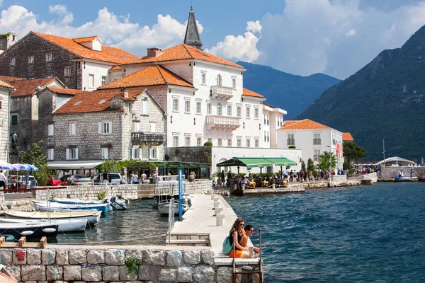 Dauerhaft. montenegro - september 2018. schöne sicht antike stadt perast befindet sich in boka kotorska bucht des adriatischen meeres an sonnigen sommertagen. Touristen spazieren entlang der Promenade von Perast — Stockfoto