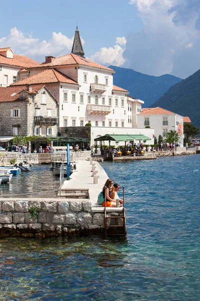 Dauerhaft. montenegro - september 2018. schöne sicht antike stadt perast befindet sich in boka kotorska bucht des adriatischen meeres an sonnigen sommertagen. Touristen spazieren entlang der Promenade von Perast — Stockfoto