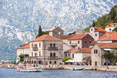 Perast. Karadağ - Eylül 2018. Güzel görünüm Antik şehir, Perast güneşli yaz gününde Adriyatik Denizi Boka Kotorska Koyu'nda yer almaktadır. Perast sahil boyunca turist yürüyüş