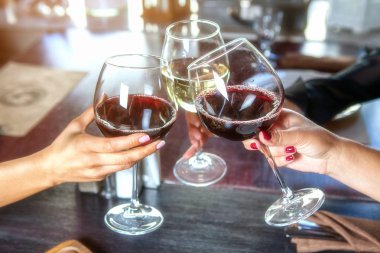 bir barda mutlu arkadaşlar kırmızı şarap içme.