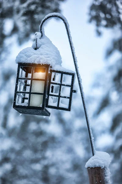 Street Old Lantern med ett ljus på gatan på vintern. Festlig stämning. — Stockfoto