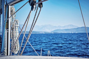 Yat yakın çekim üzerinde yelken ipleri. Rüzgar yelkeni açısını kontrol etmek için kullanılan hat