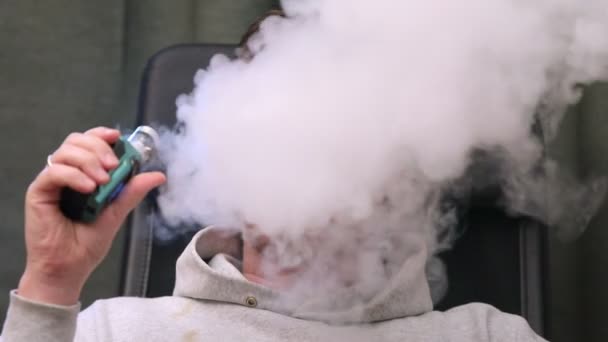 남자의 클로즈업 전자 담배 증기를 흡연. 건강과 나쁜 습관에 대 한 해의 개념 — 비디오