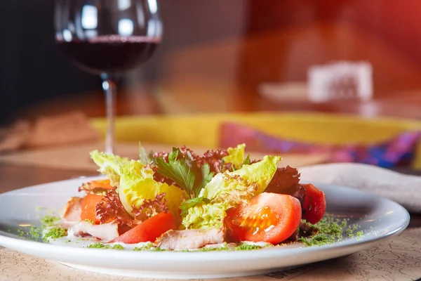 Ensalada Griega Copa Vino Tinto Mesa Roble — Foto de Stock