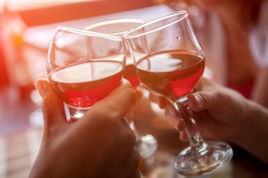 İnsanlar tungur gözlük partide