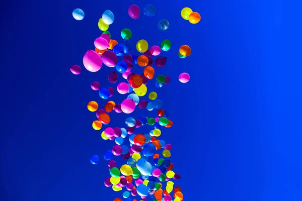 Bunte Luftballons auf blauem Himmel Hintergrund — Stockfoto